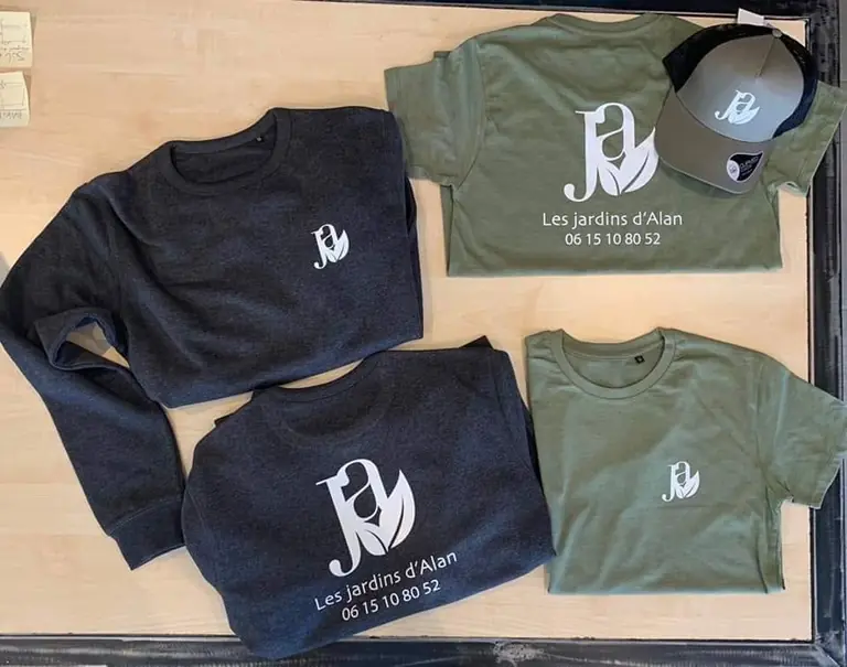 Sweats, tee-shirts et casquette de l’équipe, brodés du monogramme et du nom de l’entreprise
